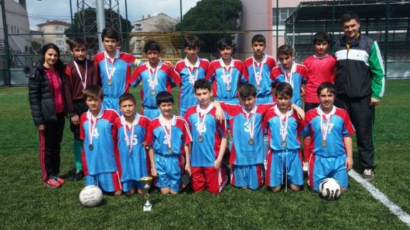 Hamdibey Ortaokulu Yıldız Futbol Takımı İl ikincisi oldu.