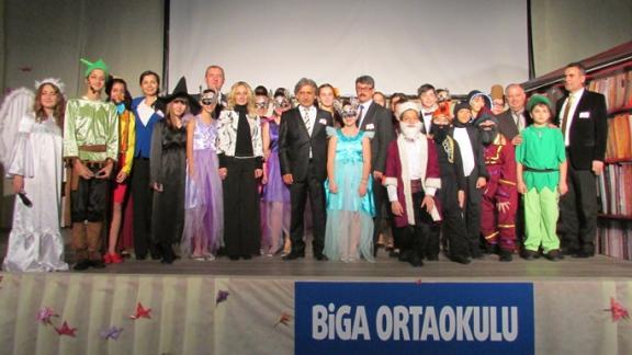 Biga Ortaokulu Kütüphanecilik Haftası kutlama programı düzenledi.