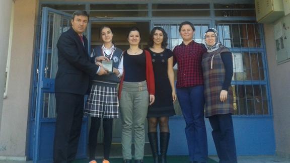 Hamdibey Ortaokulu öğrencisi Nurefşan MERCAN şiir yarışmasında il ikincisi oldu.