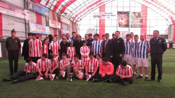 Emniyet personeli ile Çavuşköy özel eğitim iş uygulama merkezi öğrencileri halı saha futbol maçı yaptı.