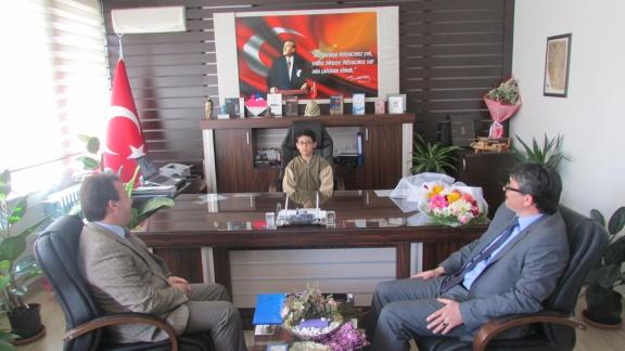 İlçe Milli Eğitim Müdürü Erdal Aslan 23 Nisan Ulusal Egemenlik ve Çocuk Bayramı nedeniyle koltuğunu ilkokul öğrencisi Osman Can Çalışkan´a bıraktı.