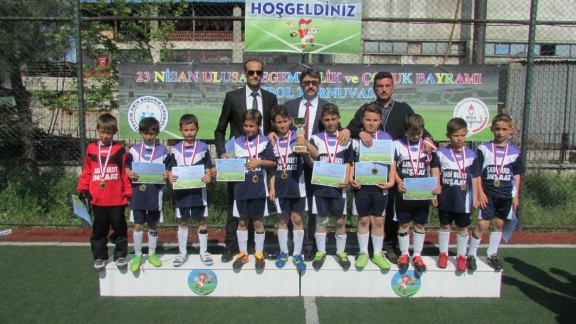 İlkokullar arası Futbol Turnuvası Şampiyonu Fatih İlkokulu oldu.