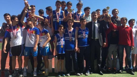 Biga Ortaokulu Atletizm erkek takımı 6 il birinciliği elde etti