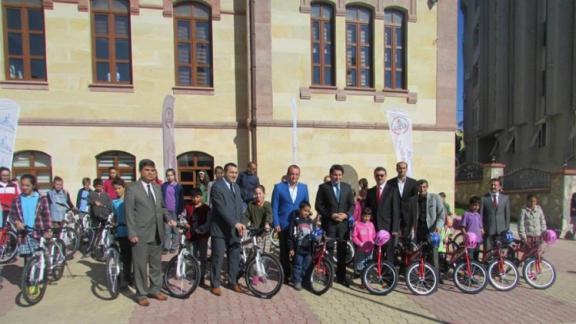 İlkokul/Ortaokul Öğrencilerine Bisiklet Dağıtıldı