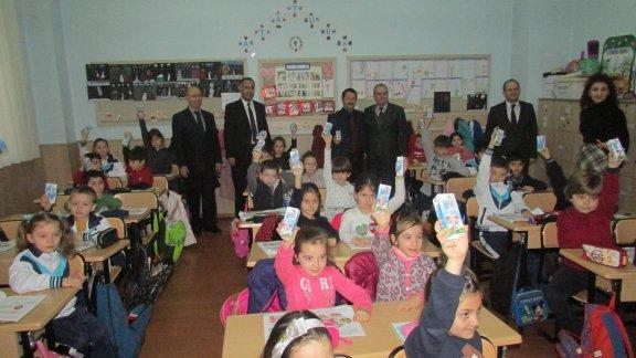İlçe Milli Eğitim Müdürümüz Erkan BİLEN Sakarya İlkokulu Öğrencilerine İlk Sütlerini Dağıttı