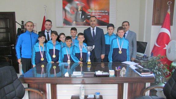 Güvemalan Ortaokulu Küçük Erkekler Voleybol Takımı İlçe Milli Eğitim Müdürümüz Erkan BİLENi Ziyaret Etti