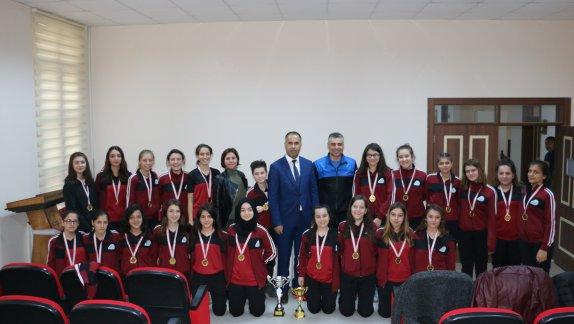 Ayşe Doğan Mesleki ve Teknik Anadolu Lisesi Voleybol ve Futsal Takımı İlçe Milli Eğitim Müdürümüz Erkan BİLENi Ziyaret Etti