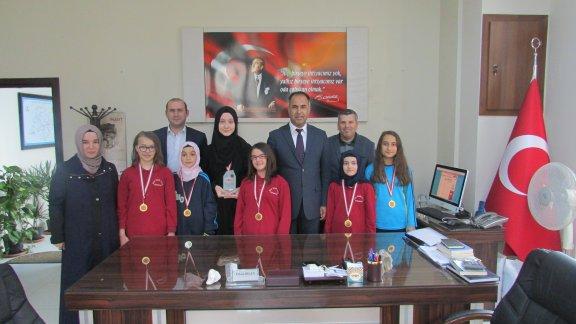 Uluslararası Arapça Etkinlik Yarışmasında İl Birincisi Olan Biga İmam Hatip Ortaokulu Öğrencileri İlçe Milli Eğitim Müdürümüz Erkan BİLENi Makamında Ziyaret Etti