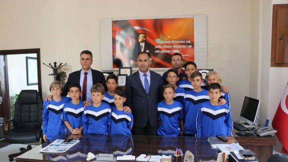 Biga Ortaokulu Yıldız Erkekler Atletizm Takımı İlçe Milli Eğitim Müdürümüz Erkan BİLENİ Makamında Ziyaret Etti