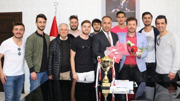 Şampiyon Adaspor İlçe Milli Eğitim Müdürü Erkan Bilen´i ziyaret etti