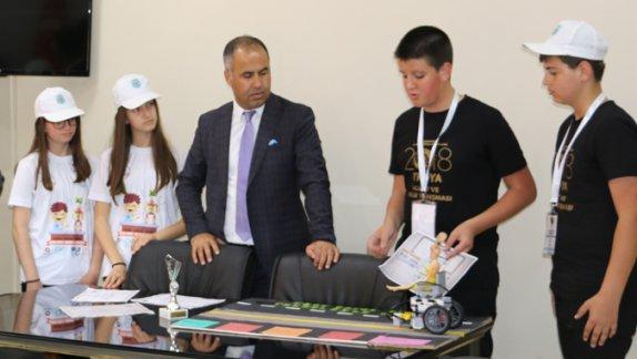2018 Troya Proje ve Robot Yarışmasında ikinci olan öğrencilerimiz İlçe Milli Eğitim Müdürü Erkan Bilen´i ziyaret etti.