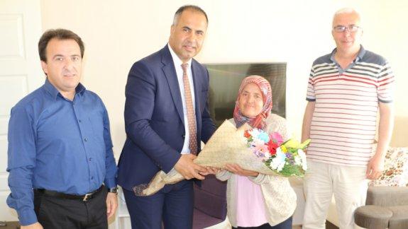 İlçe Milli Eğitim Müdürü Erkan Bilen, merhum Fen Bilgisi öğretmenimiz Mehmet Erdoğmuş´un eşi Nursel Erdoğmuş hanimefendiyi ziyaret etti.