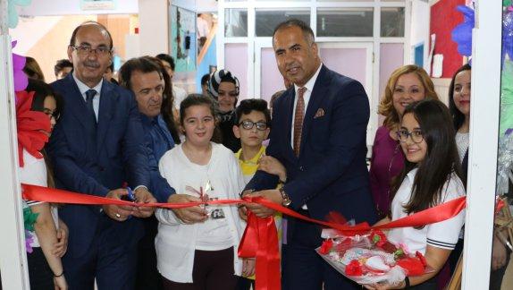 İlçe Milli Eğitim Müdürü Erkan Bilen Cumhuriyet Ortaokulu Resim ve Teknoloji Tasarım Sergisi açılışına katıldı.