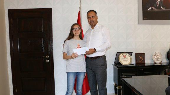 İlçe Milli Eğitim Müdürü Erkan BİLEN LGS Birincisi Ecek IŞIKı ödüllendirdi