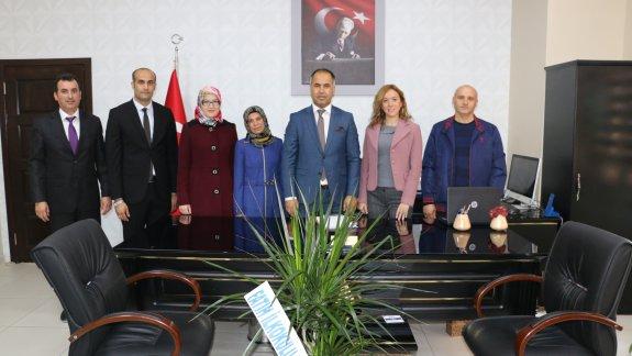 Fatih İlkokulu Okul Aile Birliği Yönetimi İlçe Milli Eğitim Müdürü Erkan BİLENi makamında ziyaret etti.