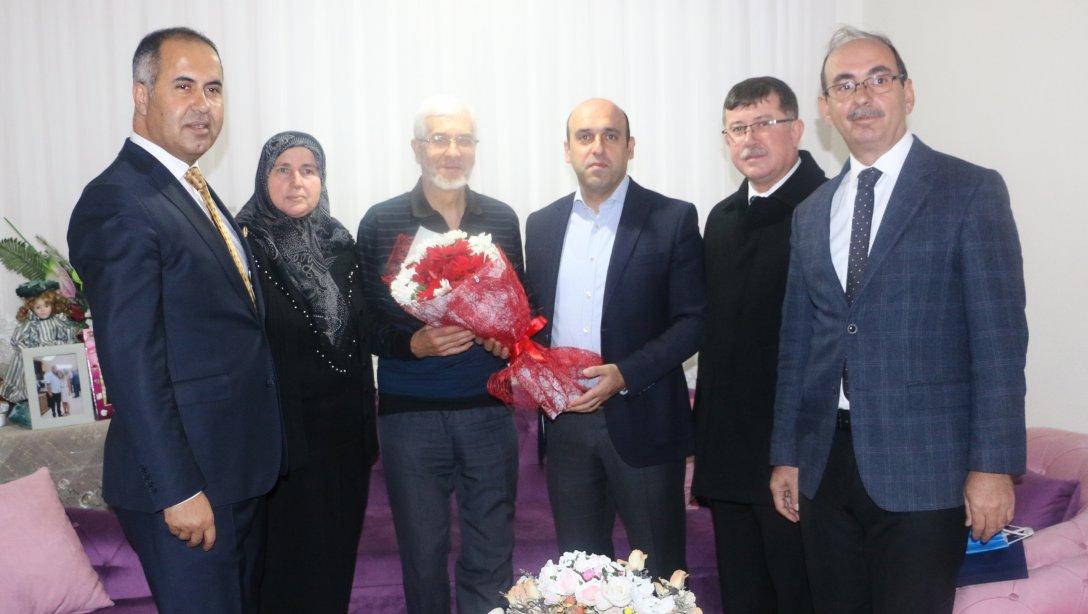 Kaymakam Mustafa CAN ve İlçe Milli Eğitim Müdürü Erkan Bilen emekli öğretmenleri evlerinde ziyaret ettiler.