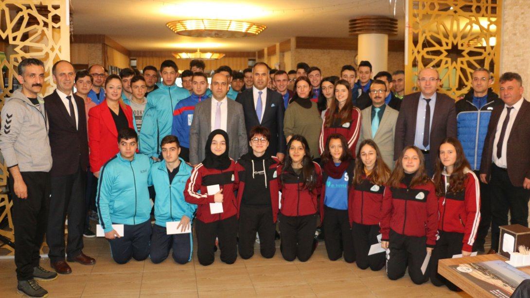 Hentbol, Voleybol ve Futsal İl Şampiyonu Öğrencilere Kahvaltı Verildi
