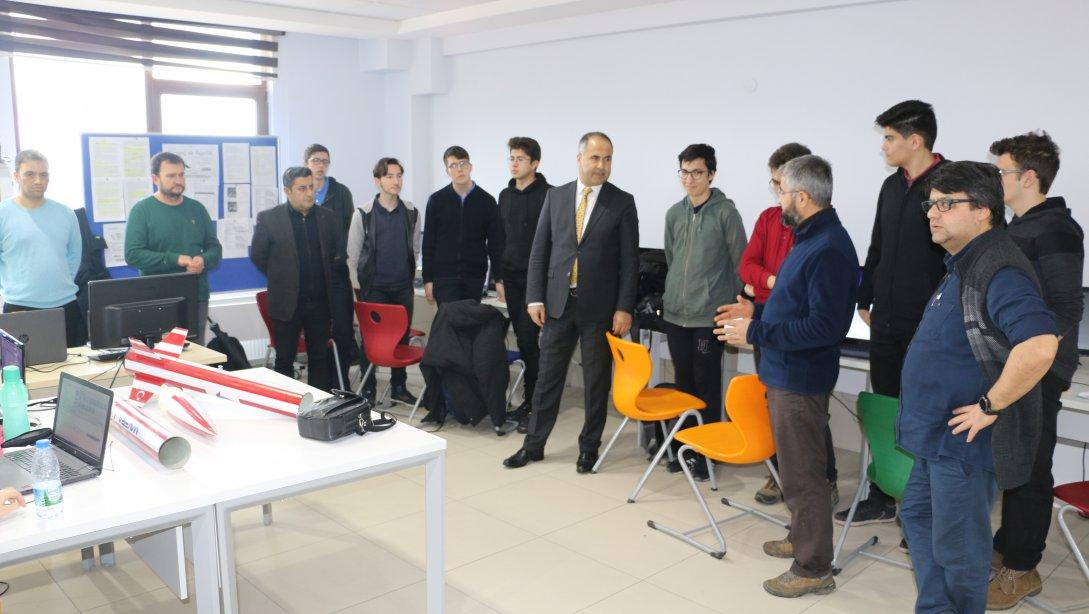 İlçe Milli Eğitim Müdürü Erkan BİLEN TEKNOFEST 2019 Roketsan tarafından düzenlenecek yarışmalara hazırlanan öğrencileri ziyaret etti. 