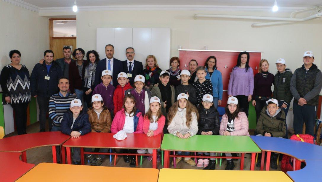 İlçe Milli Eğitim Müdürümüz Erkan Bilen  Diyarbakırlı Diyarbakırlı Ekrem Ergün İlkokulunun yürütmüş olduğu Erasmus projesi çerçevesinde İspanya İtalya ve Bulgaristan gelen eğitimci ve öğrencileri ziyaret etti