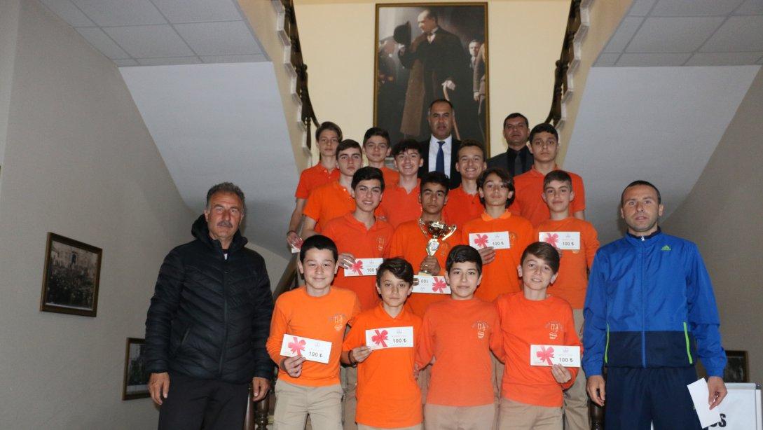 İl Birincisi olan Biga Ortaokulu Yıldız Erkek Futbol Takımı İlçe Milli Eğitim Müdürü Erkan BİLENi makamında ziyaret etti