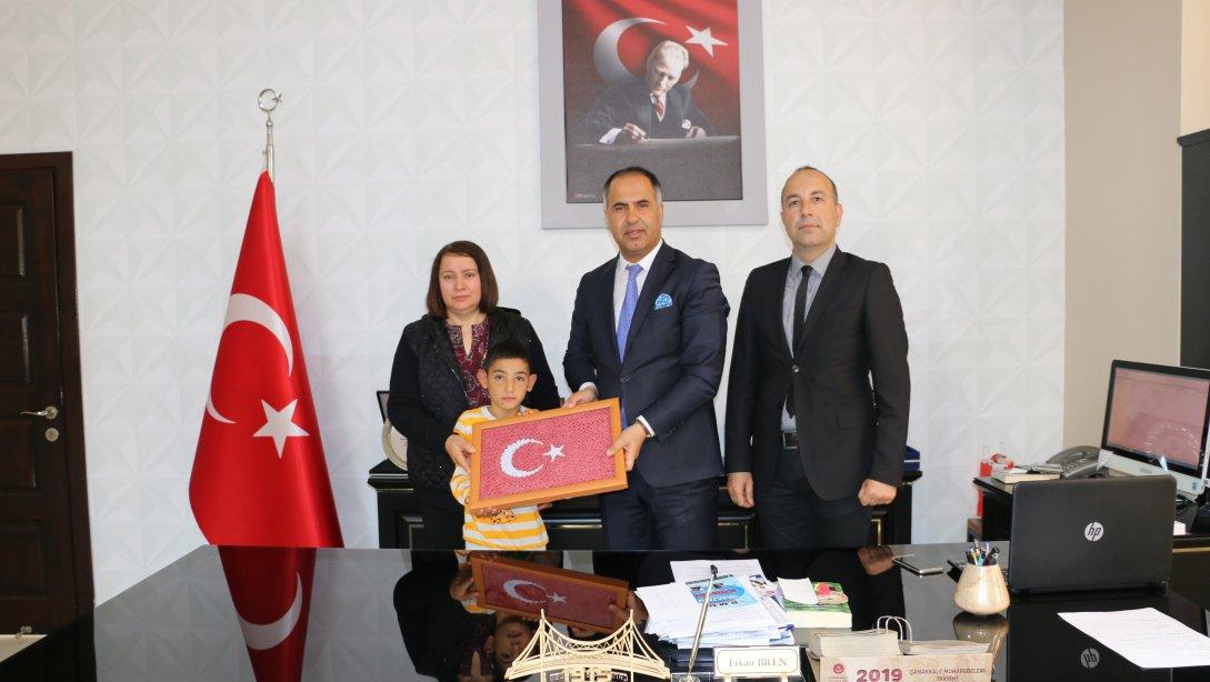 Osmangazi İlkokulu Özel Eğitim Öğrencisi Behlül KUŞGÖZ İlçe Milli Eğitim Müdürü Erkan BİLENe Türk Bayrağı hediye etti