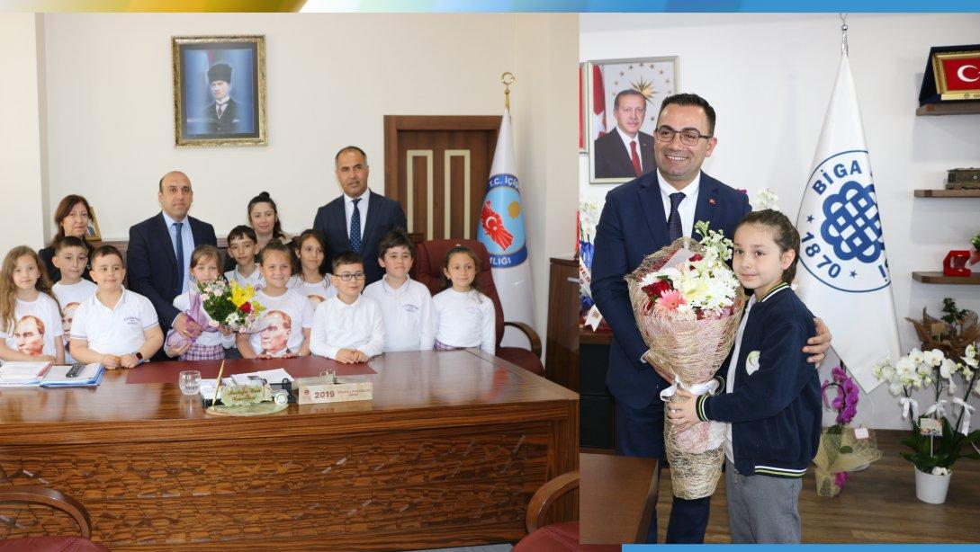 Diyarbakırlı Ekrem Ergün İlkokulu ve Sakarya İlkokulu Öğrencileri  Kaymakam Mustafa CAN ve Belediye Başkanı Bülent ERDOĞANı 23 Nisan Ulusal Egemenlik ve Çocuk Bayramına davet ettiler