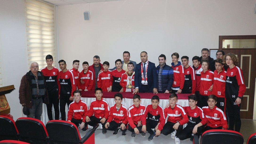 U14 Ligi İl Birincisi Adaspor'dan İlçe Milli Eğitim Müdürümüz Erkan Bilen'e Ziyaret 