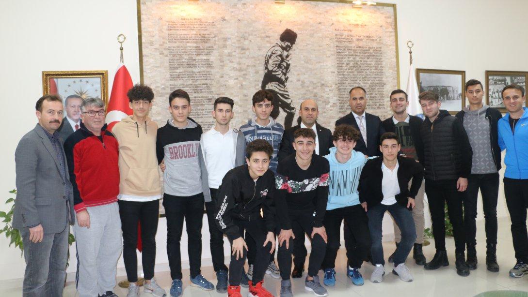 Kaymakam Mustafa CAN futsal müsabakalarında Çanakkale İl birincisi olan Mehmet Akif Ersoy Anadolu Lisesi takımını makamında kabul ederek ve ödüllendirdi