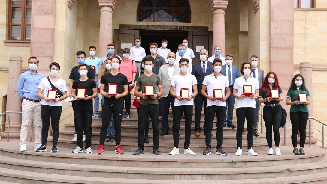 Yükseköğretim Kurumları Sınavında (YKS) ilk 10 bine giren öğrencilere plaketleri ve ödülleri verildi.