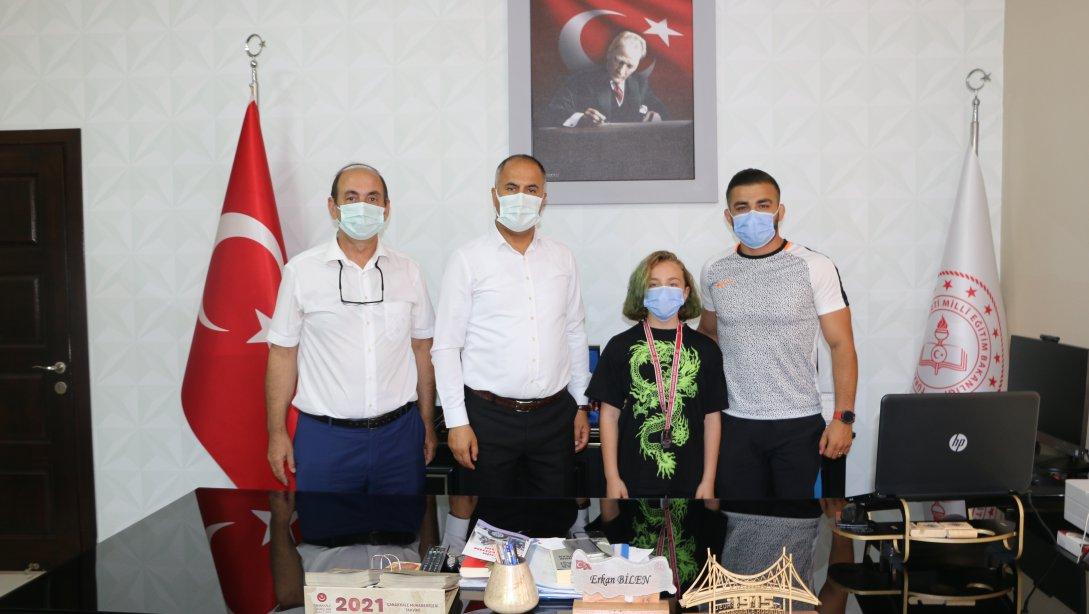Cumhuriyet Ortaokulu öğrencisi Yağmur KARANFİL Minikler Türkiye Güreş Şampiyonası'nda Türkiye ikincisi olarak Milli Takım Kamp Kadrosuna Girmeye Hak Kazandı