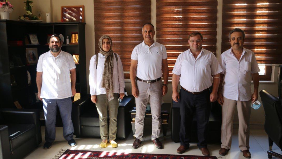 Biga İmam Hatip Ortaokulu Okul Aile Birliği Yönetimi İlçe Milli Eğitim Müdürümüz Erkan BİLEN'i makamında ziyaret etti