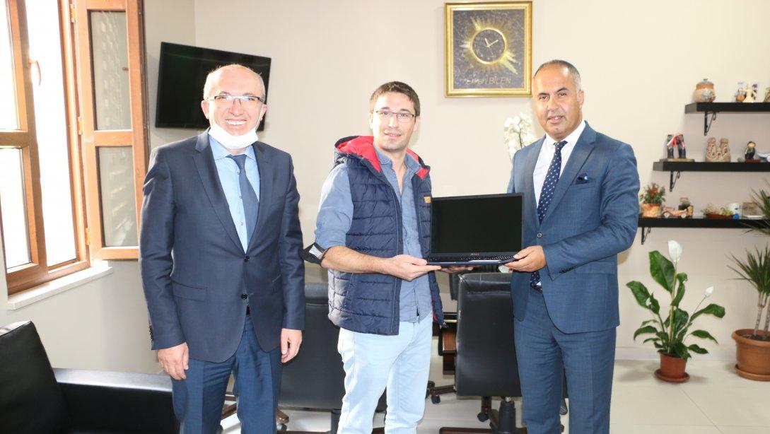  İlçe Milli Eğitim Müdürümüz Erkan BİLEN  İçdaş Biga Mesleki ve Teknik Anadolu Lisesine Dizüstü bilgisayar hediye etti.
