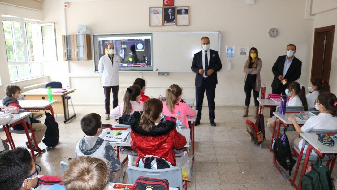 İlçe Milli Eğitim Müdürümüz Erkan BİLEN Yeni Eğitim Öğretim Yılı nedeniyle Hamdibey Ortaokuluna ziyarette bulundu