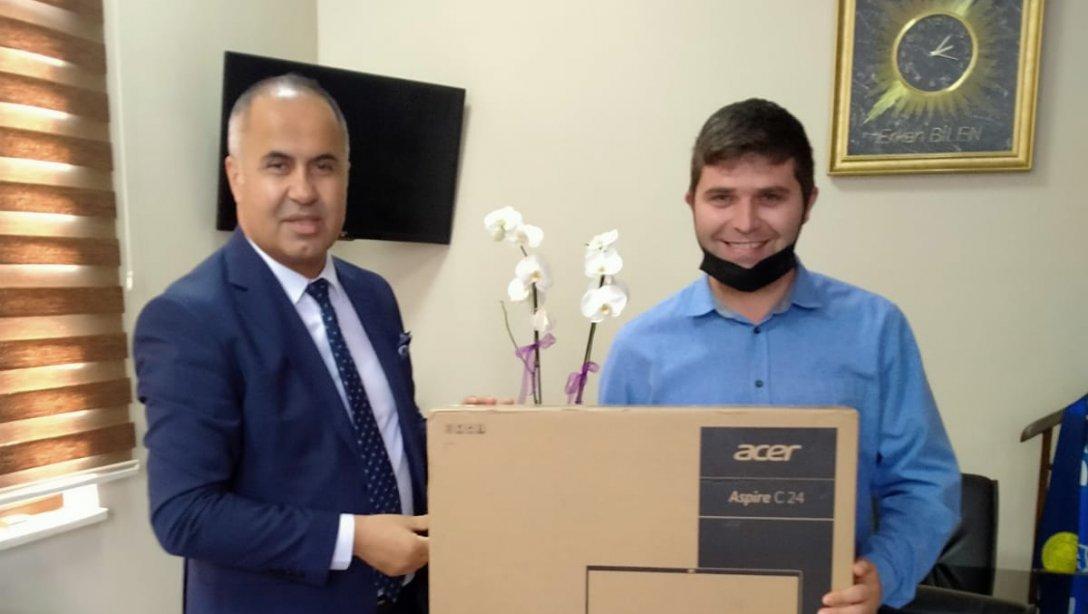İlçe Milli Eğitim Müdürümüz Erkan BİLEN Web Sitesini Etkin Kullanımda ilçe birincisi Yeniçiftlik Ortaokuluna Bilgisayar hediye etti