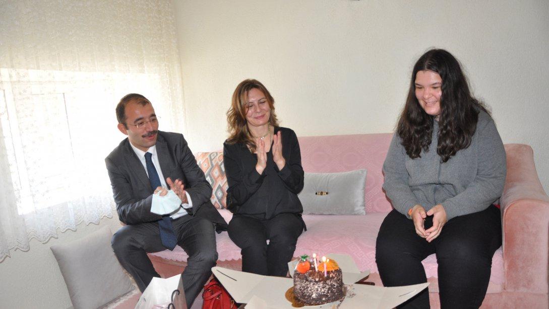 Kaymakam Erdinç DOLU ve İlçe Milli Eğitim Müdürümüz Erkan BİLEN'den Biga Atatürk Anadolu Lisesi öğrencisine sürpriz doğum günü ziyareti