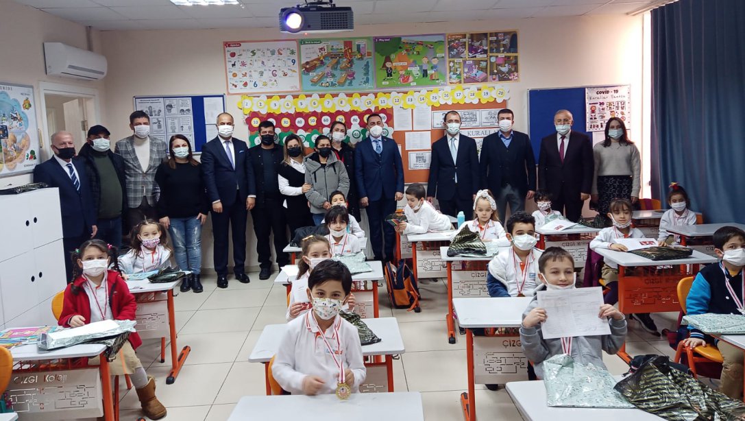 İlçe Milli Eğitim Müdürümüz Erkan Bilen öğrencilere yarıyıl karnelerini dağıttı