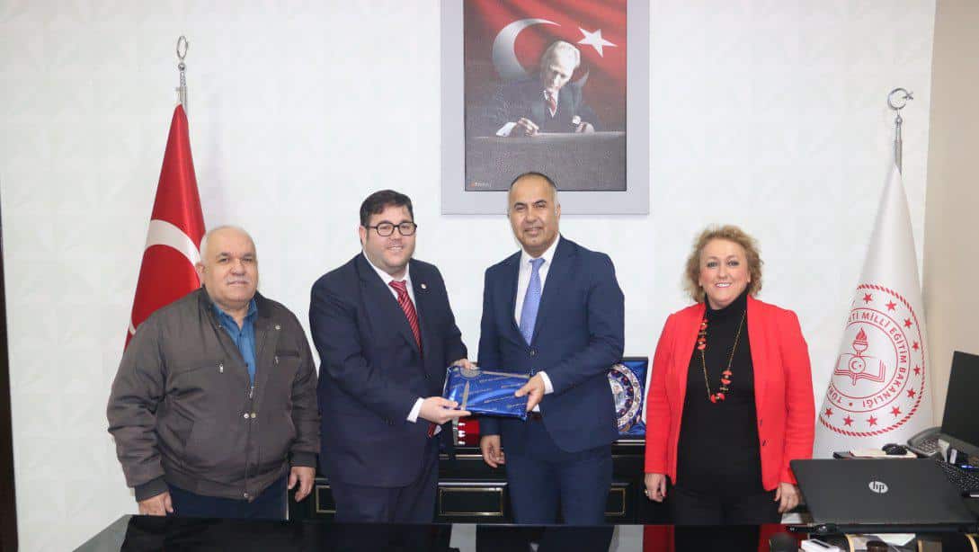 Biga Fenerbahçeliler Derneği Başkanı Arda BOZKURT ve Yönetim Kurulu İlçe Milli Eğitim Müdürü Erkan BİLEN'i makamında ziyaret etti