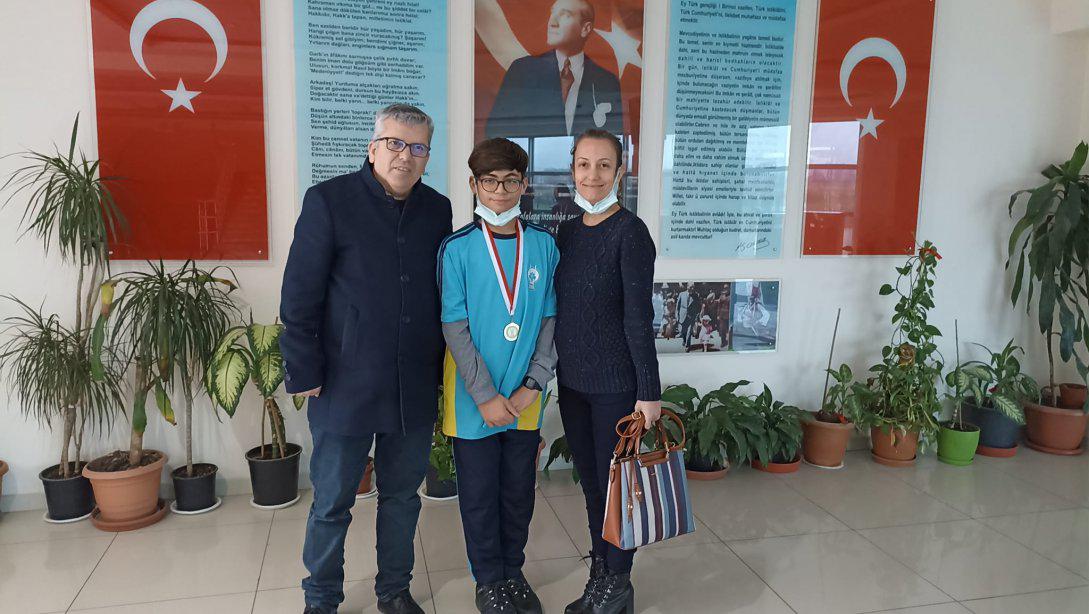 Biga İmam Hatip Ortaokulu öğrencisi Doruk Kağan GÜRSEL şiir yarışmasında il birincisi oldu.