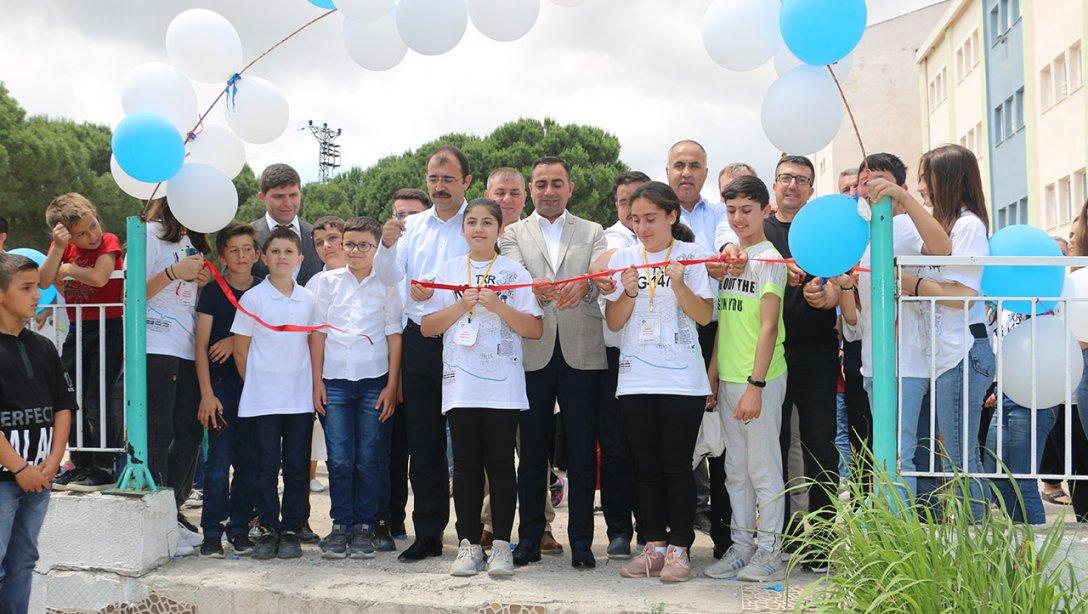 Yeniçiftlik Ortaokulu TÜBİTAK 4006 Bilim Fuarı açıldı.