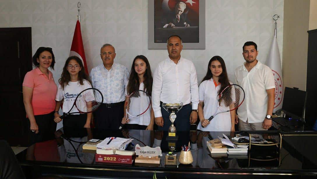 Kort Tenisinde İl Şampiyonu olan öğrencilerden İlçe Milli Eğitim Müdürümüz Erkan Bilen'e ziyaret