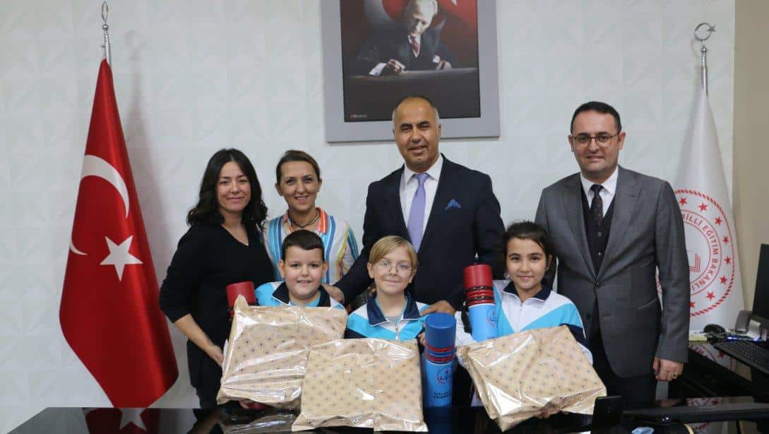 Ulusal İlkokullar Arası Nasreddin Hoca Fıkra Canlandırma Yarışmasına katılan öğrencilerden İlçe Milli Eğitim müdürümüz Erkan Bilen'e ziyaret