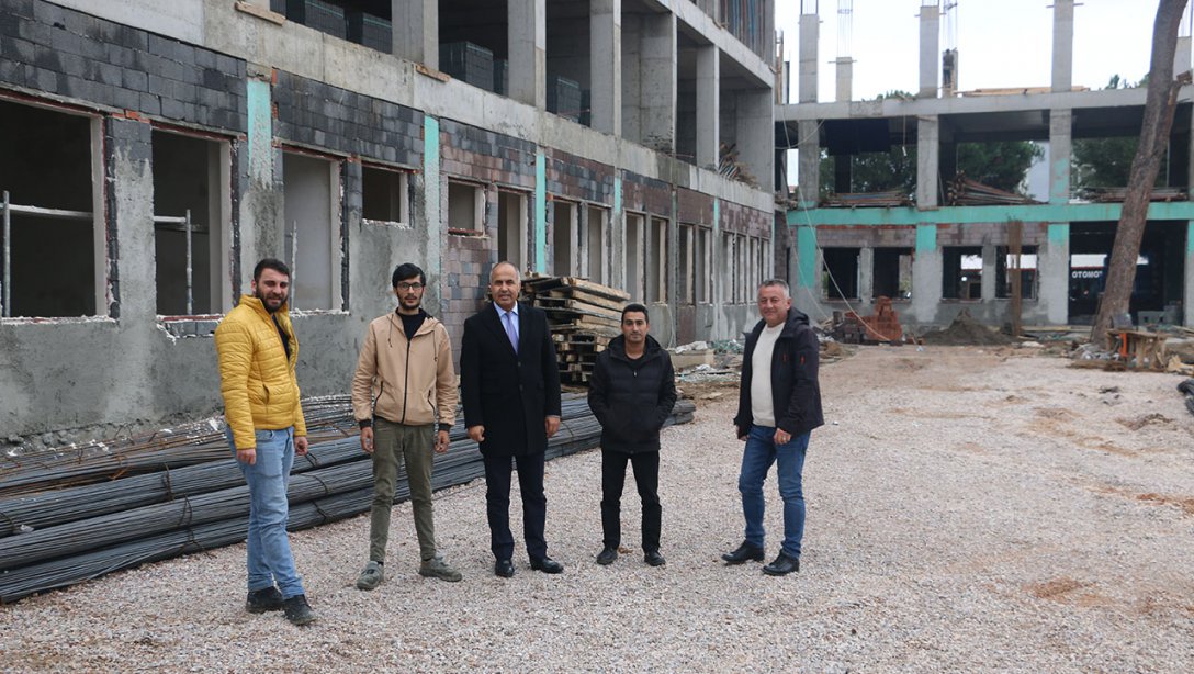 Millî Eğitim Müdürümüz Erkan Bilen okul inşaat alanında incelemelerde bulundu