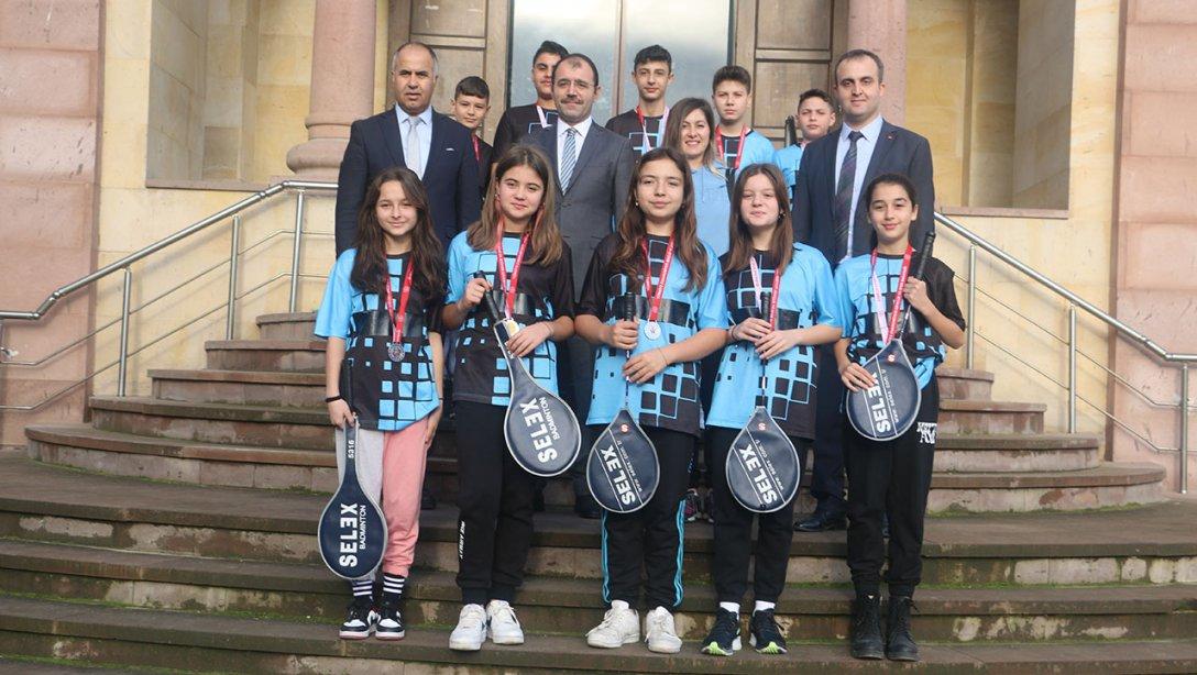 Balıklıçeşme Ortaokulu Badminton Takımından Milli Eğitim Müdürümüz Erkan Bilen'e ve Kaymakam Erdinç Dolu'ya ziyaret