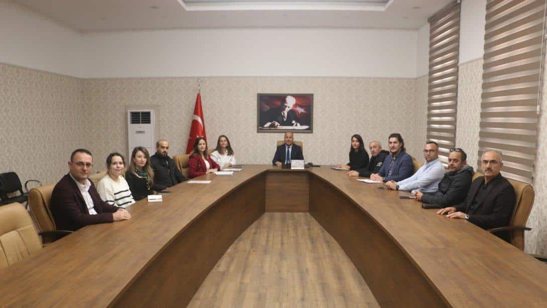 İlçe Milli Eğitim Müdürümüz Erkan Bilen ilkokullardaki öğrencilerin kitap okuma alışkanlıkları kazanmalarının sağlanması amacıyla toplantı yaptı.