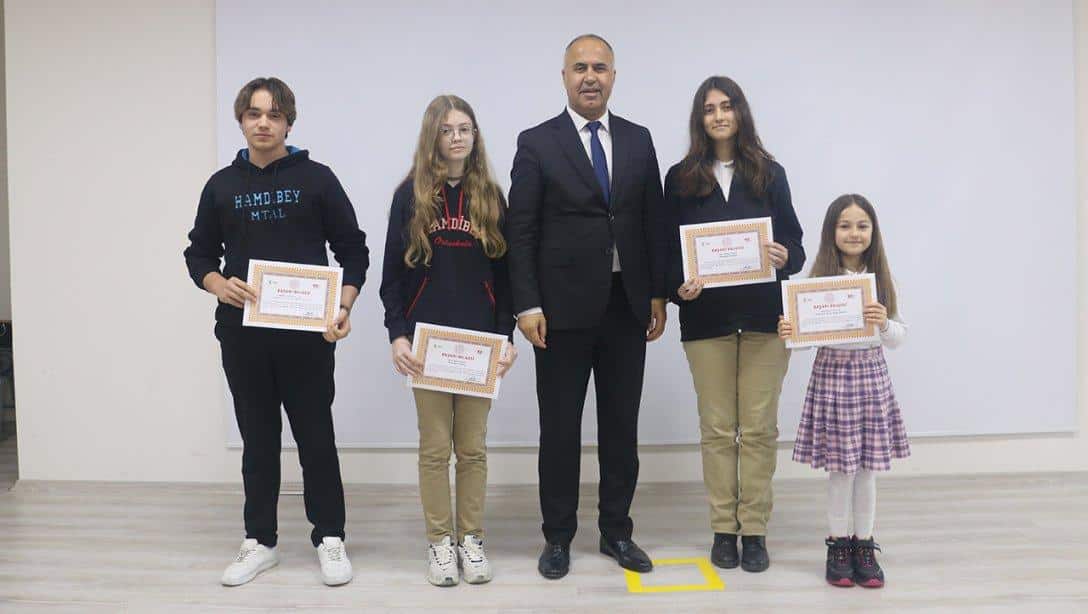 Mehmet Akif Ersoy'u Anma Haftası etkinlikleri kapsamında düzenlenen Yarışmalarda dereceye giren öğrencilere ödülleri verildi. 