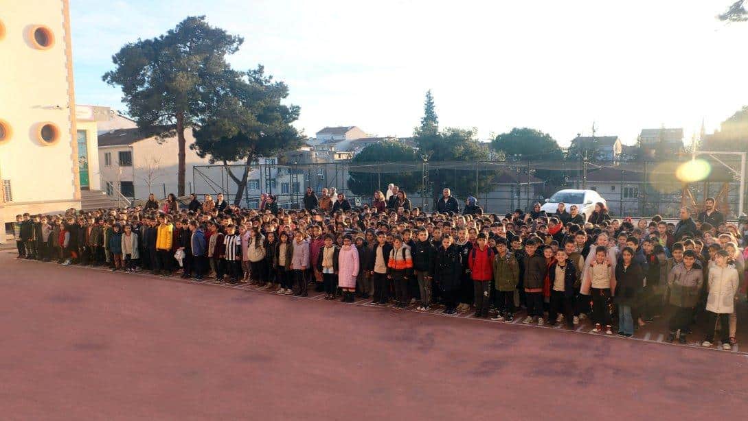 Deprem Şehitleri için Türkiye'deki tüm okullarda saygı duruşu yapıldı.