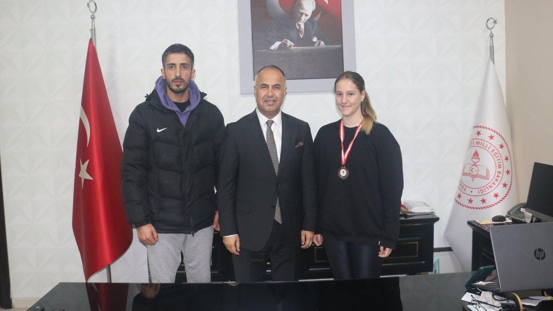 Türkiye Üçüncüsü Yağmur Nuriye Ergin'den İlçe Milli Eğitim müdürümüz Erkan Bilen'e ziyaret 