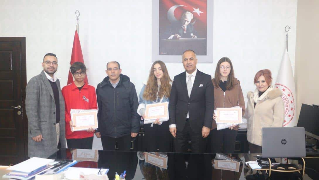 İlçe Milli Eğitim Müdürümüz Erkan BİLEN Şehit Kaymakam Köprülülü Hamdi Bey'i Anma Etkinlikleri kapsamında düzenlenen kompozisyon yarışmalarında dereceye giren öğrencileri ödüllendirdi.