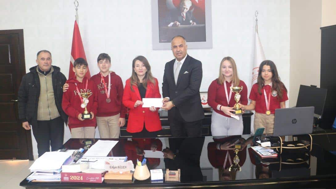 Karabiga Mustafa Kemal Ortaokulu Kız ve Erkek Tenis Takımından İlçe Milli Eğitim müdürümüz Erkan Bilen'e ziyaret