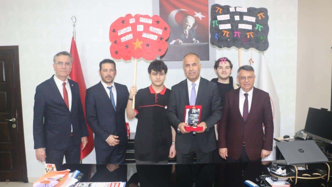  Pi Günü dolayısıyla Özel Biga Bahçeşehir Koleji Matematik kulübü öğrencileri İlçe Milli Eğitim müdürümüz Erkan Bilen'i ziyaret ettiler.